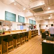 ピッツェリアとは、もともと気さくにピッツァなどの食事ができるお店を指します。このお店も堅苦しさを抜きにして、女子会やママ友のランチ会、デートなどで、女性が気軽に利用できる雰囲気となっています。