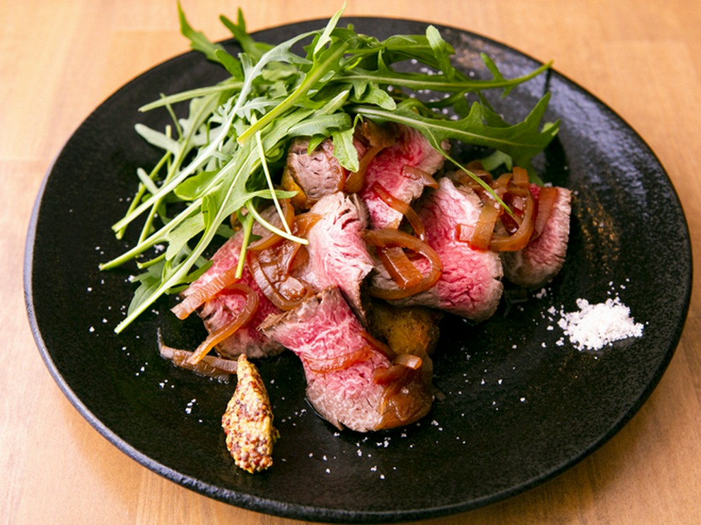 隠し味のみりんと醤油でまろやかな和テイストに仕上げた、国産和牛の『ローストビーフ』