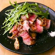 厳選した国産和牛を使い、時間をかけて仕上げた一品。隠し味としてみりんと醤油を使うことで、日本人にも親しみやすい味わいに。下に敷いたワイルドフライドポテトと一緒にいただきます。