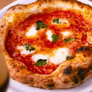 イタリア産水牛モッツァレラをふんだんに使い、自家製トマトソースを組み合わせています。オリーブオイルをたっぷりと使い、生地を割るとオイルが染み出るほど。このオイルに耳を浸して食べるのがオススメです。