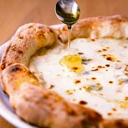 クワトロフォルマッジは通常4種類のチーズを使いますが、ここではモッツァレラ、マスカルポーネ、ブルーチーズ、シュレッドチーズに粉チーズと、5つのチーズと生クリームを使用。蜂蜜をかけるとよりマイルドに。