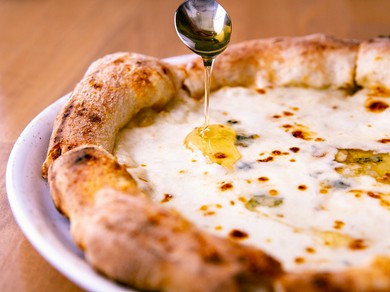 イタリア産の5種類のチーズと生クリームを使って味の深みを出している、『クワトロフォルマッジ』