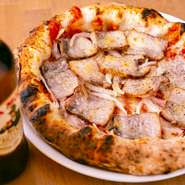 長兄の知人が栽培する淡路のブランド玉ネギ「蜜玉」を使用し、水分が多く甘みがあるのが特徴。国産豚を１日寝かせ、お店で燻製したベーコン、イタリア産チーズと組み合わせ、旨みが凝縮した一品に仕上がっています。