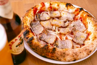 地元食材を贅沢に使った『自家製ベーコンと玉ねぎのピザ』