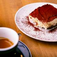 手づくりドルチェの中でも、たっぷりのエスプレッソにイタリア産マスカルポーネチーズを合わせたティラミスは、特にオススメです。コーヒーの風味も、かなり強い大人の味わいになっています。