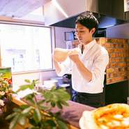 ピザ生地に最適なイタリア産の小麦粉「カプート」を使用。グルテンをできるだけ出さないように、こねるというより手ですくって混ぜるように生地をまとめていくのが、焼いた時に耳がふわっと上がるためのコツだそう。