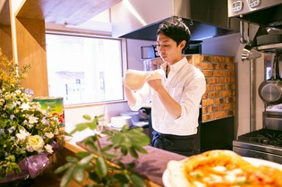 耳のふんわり感を出すために、独特の製法で作るピザ生地