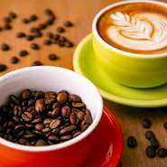 西宮のコーヒー専門店【TAOCA COFFEE】に「この料理に合うコーヒーを」とお願いして、豆や焙煎方法を厳選。3回くらいつくり直して今のブレンドになりました。料理にもデザートにも合います。ラテでぜひどうぞ。