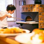 イタリアの家庭料理のように、気取らず元気を与えられるお店にするために、カジュアルな接客を意識しているそう。オープンキッチンで、料理をしながらお客さんの表情を見て、料理提供のタイミングを計っています。