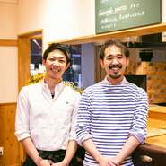 大企業の喫茶店で働いていた時は固い雰囲気でしたが、今は居心地のいいカジュアルさを心掛けています。絶えず笑顔で、どんなに忙しくてもドアまで出て見送るなど、サービスの基本を忘れずに接客しています。