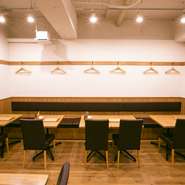 床は杉板を使い、テーブルやカウンターも木目を活かして、ウッディーな雰囲気に。一歩店に入った時に、親しみやすく、ロッジのようにほっとできる空間づくりがされています