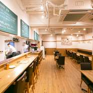 70㎡の広さに25席と、席数を少なめにしています。テーブル間のスペースもゆったりしているので、周りが気になることなく食事やおしゃべりが楽しめます。木のぬくもりを感じながら、リラックスしていってください。