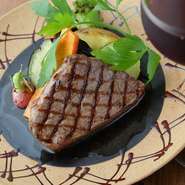 一番人気の『黒毛和牛のグリル』では柔らかくて旨味の濃い赤身肉を豪快に堪能。『牛刺し』や『炙り肉寿司』はじっくり低温で調理した霜降り肉が上品で繊細な味わいです。
