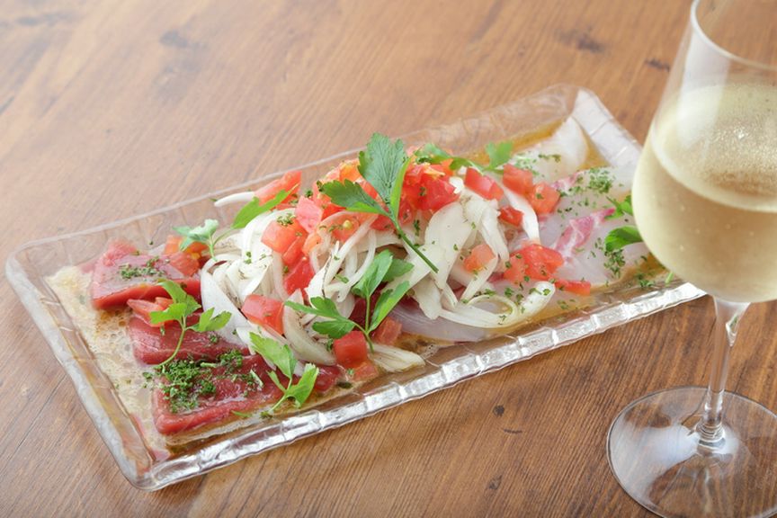 肉メニューと並んで人気が高い『海鮮カルパッチョ』