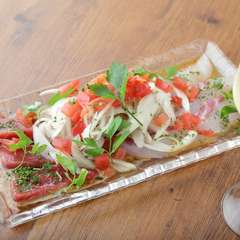 肉メニューと並んで人気が高い『海鮮カルパッチョ』