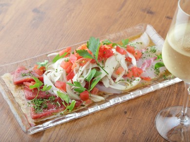 肉メニューと並んで人気が高い『海鮮カルパッチョ』