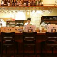 仕事帰りに食事やお酒でほっと一息つきたい、ひとりの夜におすすめです。オシャレすぎずかといってラフすぎることもない、ほどよくカジュアルな雰囲気で、男性も女性も気兼ねなくくつろげます。