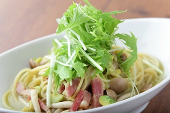 キノコとベーコン、アボカドのわさび風味