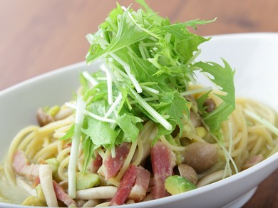 キノコとベーコン、アボカドのわさび風味