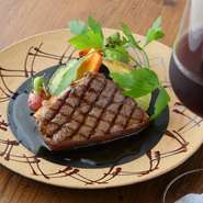 『黒毛和牛のグリル』では牛モモ肉のなかでも特に柔らかい稀少部位「シンシン」を使っています。だから美味しさは格別。来店する方のほとんどが注文する定番メニューです。