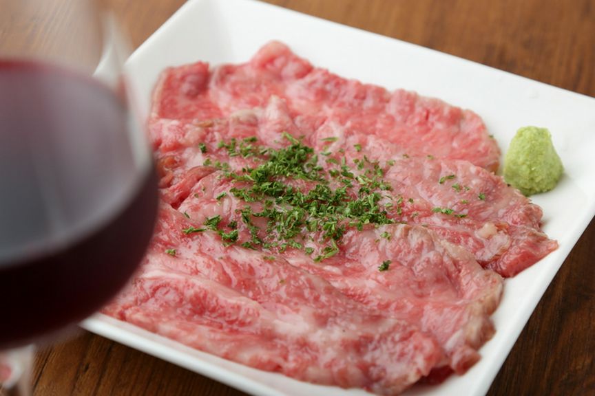 黒毛和牛の霜降り肉をしっとり柔らかに低温調理