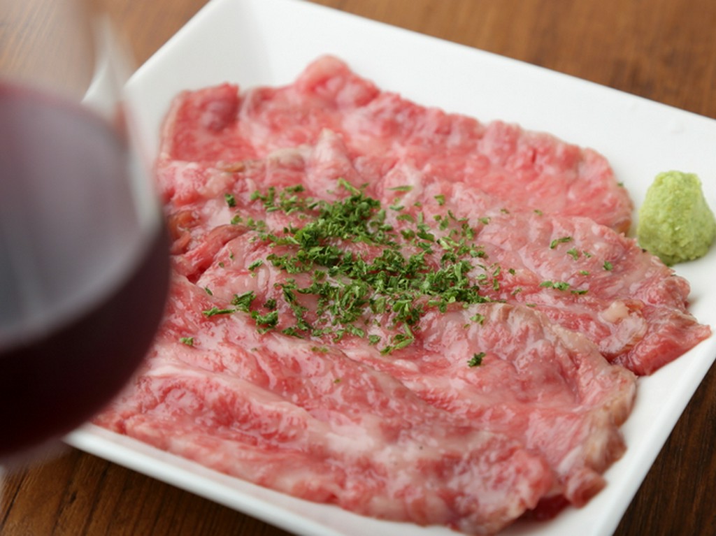 黒毛和牛の霜降り肉をしっとり柔らかに低温調理