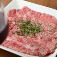 低温調理メニューに使用するのは「トモサンカク」などのほどよくサシが入って甘味のある部位。しっとり柔らかくて旨味が凝縮された味わいを『牛刺し』『カルパッチョ』『炙り肉寿司』で堪能できます。