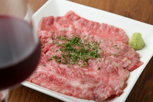 黒毛和牛の霜降り肉をしっとり柔らかに低温調理