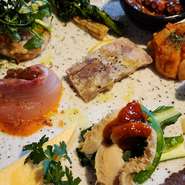 佐藤店長はゲストが常にリラックスできるよう、気配りの行き届いた元気さと明るさを大切にしています。お腹を空かせて訪れて、大いに食べて飲んで過ごしたいお店です。　