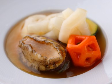 北海で獲れる新鮮な高級食材による『蝦夷アワビと飾り野菜の蒸し物』