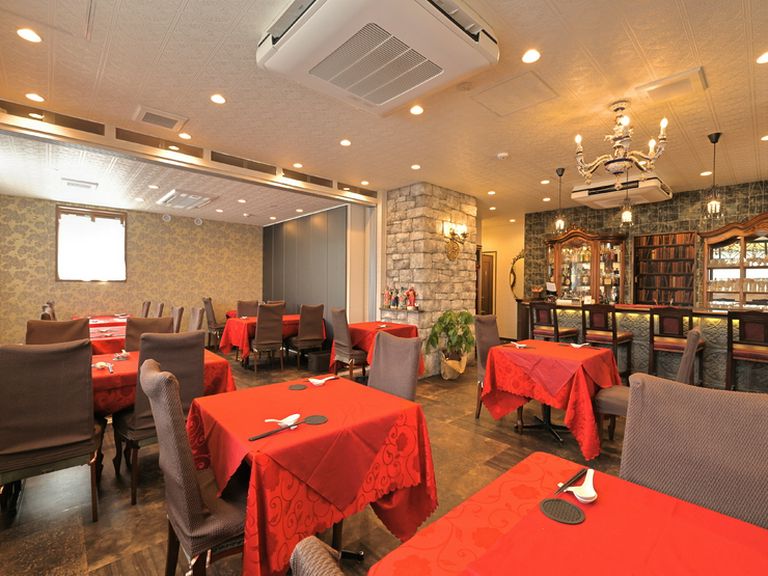 テーブル間の間合いがゆったりした店内空間