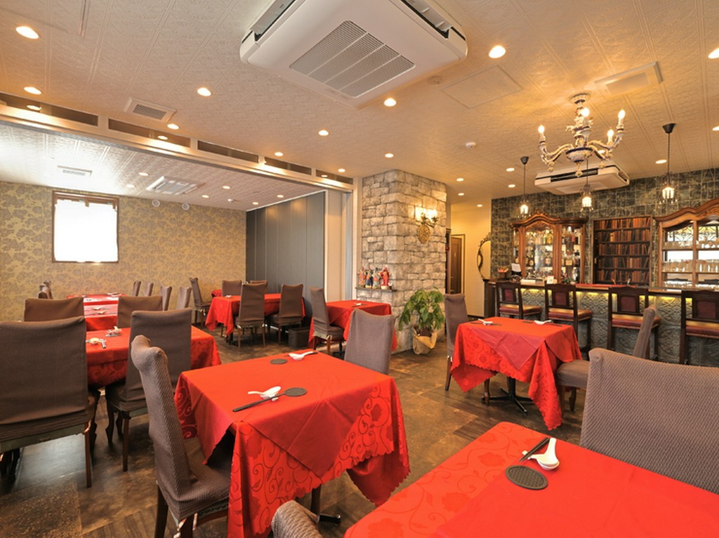 テーブル間の間合いがゆったりした店内空間