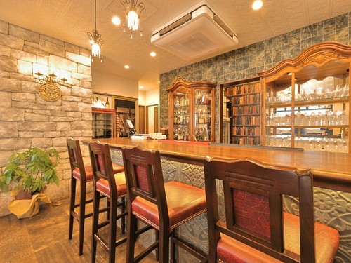 カウンター完備。一人でも少人数でも食事やお酒が楽しめます