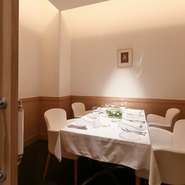 周りに気兼ねなく過ごせる完全個室は4名まで利用可能。接待などのビジネスシーンだけでなく、友人や家族での食事会など幅広いシチュエーションに使えます。