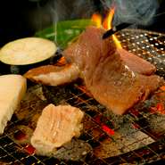 その日仕入れた肉をその日の内にさばく、鮮度と質にこだわった焼肉が存分に堪能できます。料理人こだわりの国産黒毛和牛は希少部位から王道まで、肉好きの期待に応える大満足な品揃えです。