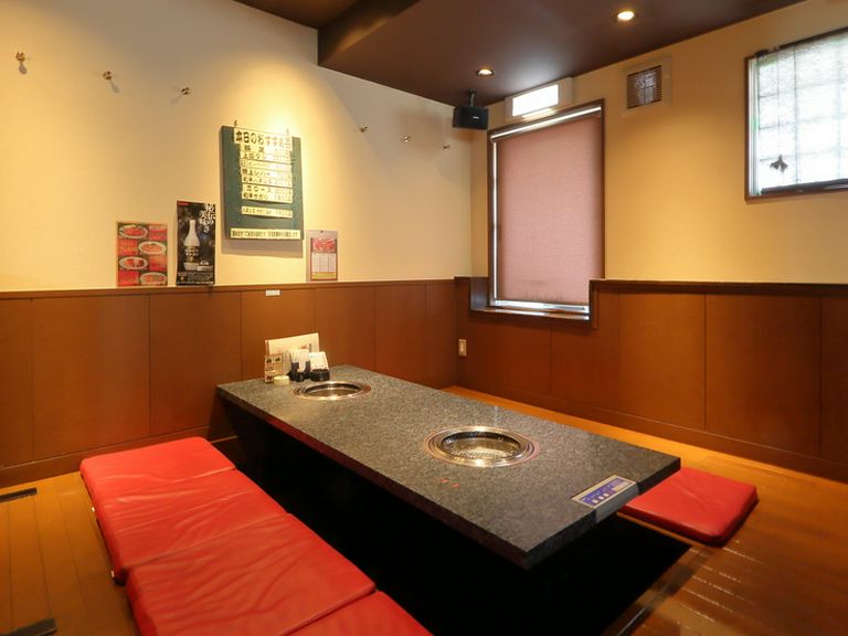 テーブル席、座敷席があり個室も完備された3フロアの店内