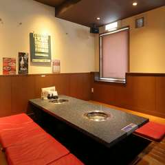 テーブル席、座敷席があり個室も完備された3フロアの店内