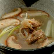 『冷麺』や『サムギョプサル』など、人気の韓国料理が味わえるのも【焼肉　ソウル　桃谷店】を訪れる楽しみのひとつです。『テールスープ』や『参鶏湯』は、女性に嬉しいヘルシーな一品です。