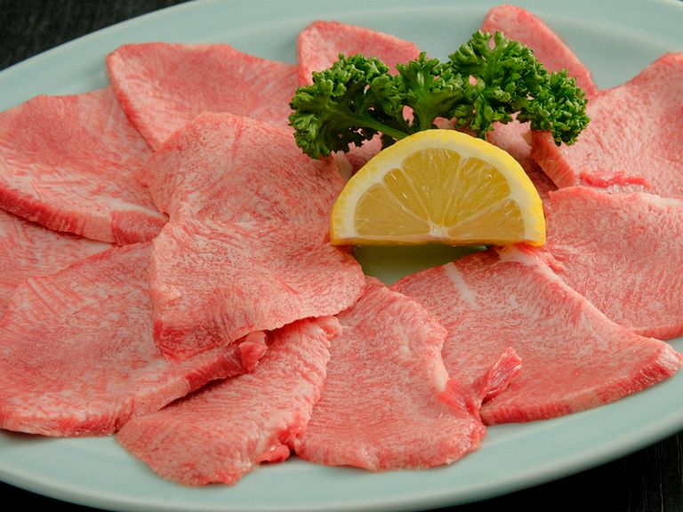 絶妙な食感とジューシーな味わいを満喫できる『上塩タン』