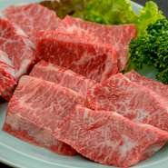 程よく噛み応えのある食感と豊潤な旨みは、ハラミならでは。和牛の角膜、サガリ、並ハラミの食べ比べが楽しめる『ハラミの三種盛り』は、肉好きの舌を唸らせる、満足感の高い一皿です。