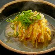 鶏肉にもち米や高麗人参などの具材を詰めこみ、じっくりと炊いた『参鶏湯』。丁寧に一つひとつ手づくりされた逸品の優しい味わいに心が安らぎます。ホロホロとくずれる鶏肉と、旨みが凝縮したスープはまさに絶品。