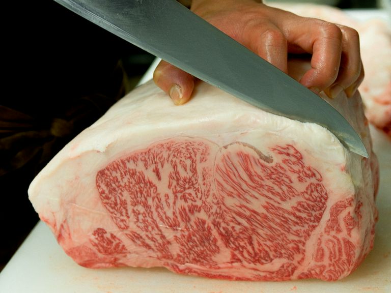 大阪近郊の屠場から仕入れる、新鮮な精肉