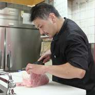 料理提供やオーダーのタイミングなど、スタッフの目配り、気配りが伝わる心地よい接客です。「ごちそうさま！」とゲストから笑顔で声をかけられる、その瞬間が元気の源だそう。