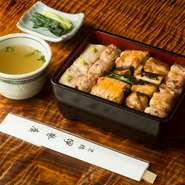 千住葱・原木栽培の椎茸など、焼鳥の存在感に負けない新鮮で香りのよい野菜が名わき役。ランチのお重で焼鳥を支える白飯は、日本に数人しかいない「名稲会」会員より直送のお米を使用しています。