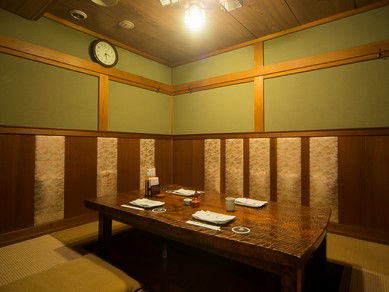 各種の会食に最適な、最大6名で利用できる個室