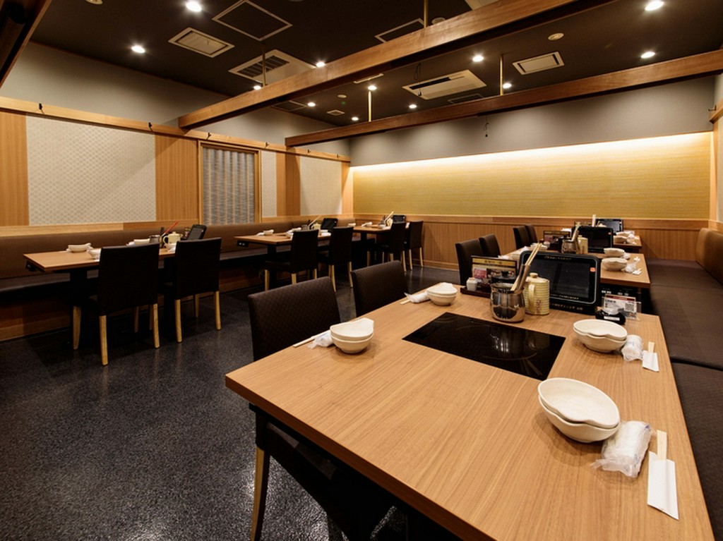 会話も食事もたっぷりと楽しめるカジュアルなお店