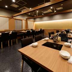 会話も食事もたっぷりと楽しめるカジュアルなお店