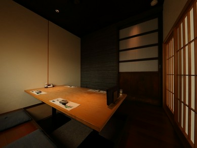 格子戸付きの静かな個室、2人の時間を満喫