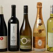 鮨や和食とのマリアージュを楽しめるワインを世界各地から厳選。6～8種の日替りグラスワインは800円から用意。ボトルワインはバラエティ豊かに揃えており、ワイン好きがうなる銘酒もあります。