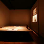 和の風情が漂いおちつける個室は、人数に応じ仕切って使用することもできます。デートから接待、ちょっとした宴会まで利用できます。